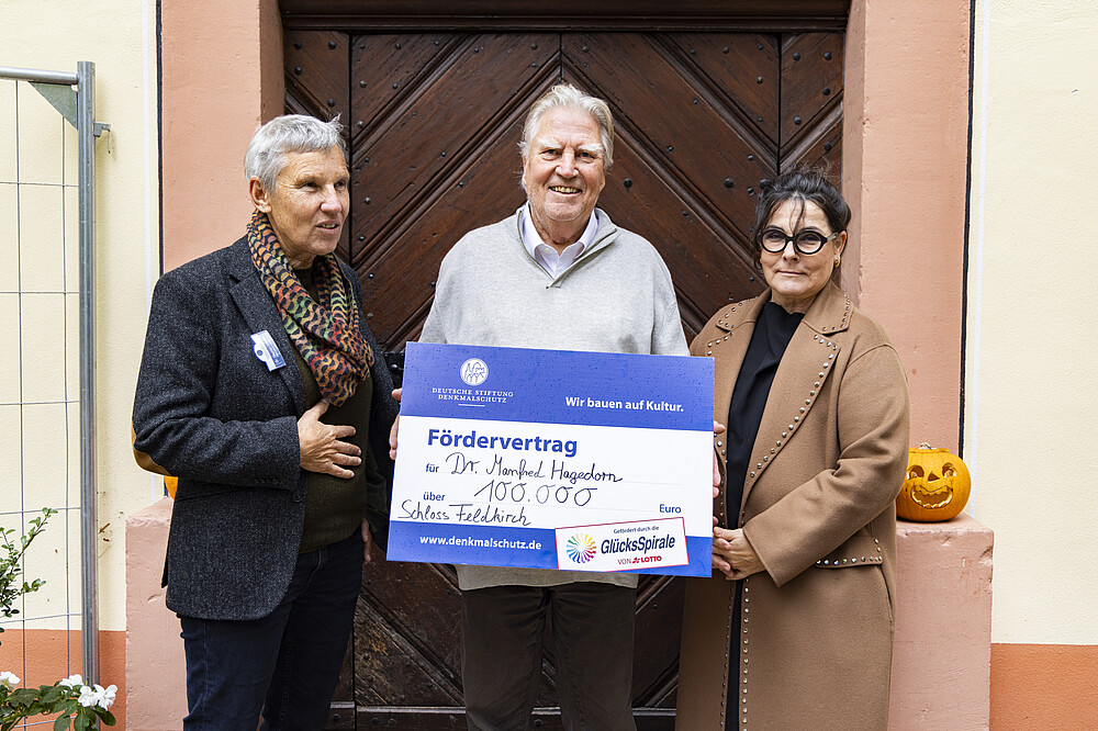 Symbolische Fördervertragsübergabe Schloss Hartheim-Feldkirch mit Dr. Dagmar Zimdars (Leitung Ortskuratorium Freiburg) am 25. Oktober 2023. Foto: Hubert Gemmert/Presse