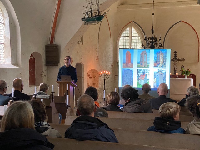 Vortrag über "Historische Transformatorenhäuser auf der Insel Rügen" zum Tag des offenen Denkmals am 11. September 2022 in Swantow auf Rügen. Foto: Frau Käferstein